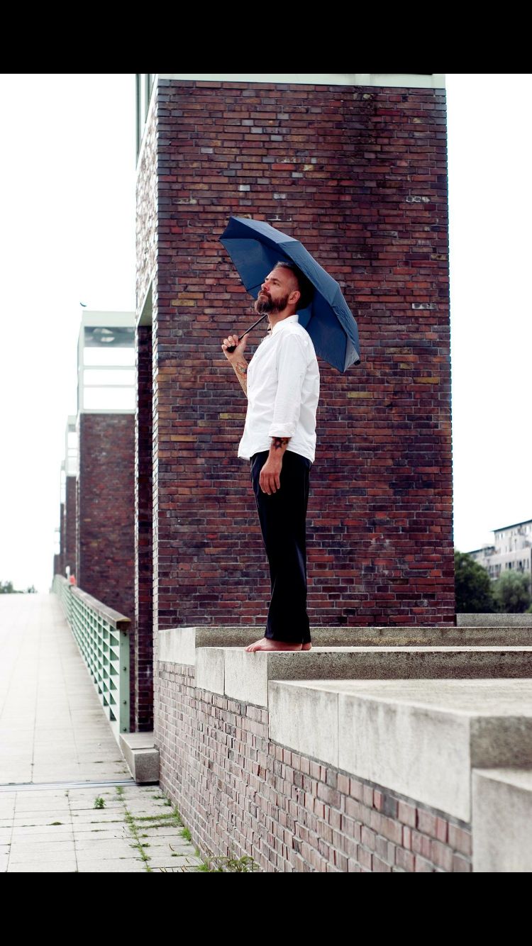 Torsten Nassall mit Regenschirm an der Brücke